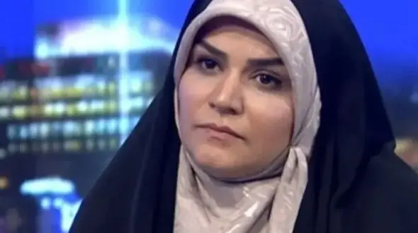 عکس ها / نگاهی به چیدمان و دکوراسیون ساده خانه سحر امامی خانم گوینده حماسه ساز ایرانی / از لوسترهای قدیمی و مبلمان چهارخونه با پسرکی زیبا چشم و ملوس
