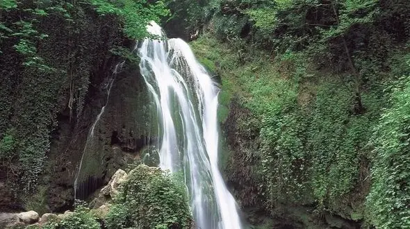 آبشار آلاشور نگین پنهان جنگل‌ های هیرکانی نوشهر + فیلم