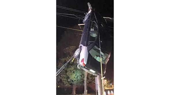 راننده زن خودروی سواری را به پرواز در آورد! / ماشین روی دکل برق گیر کرده بود+عکس