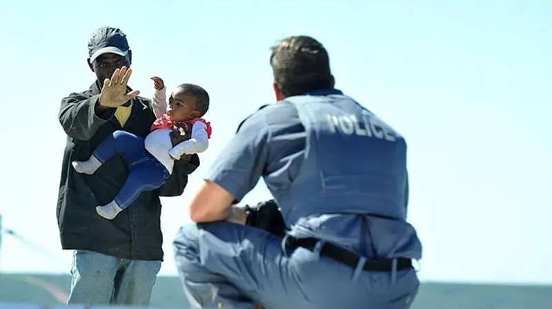 4B1BA05E00000578-5611277-Bad_parenting_The_man_gestures_to_a_police_officer_to_stand_back-a-5_1523611431967