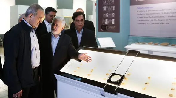 پزشکیان از الواح هخامنشی رونمایی کرد+عکس