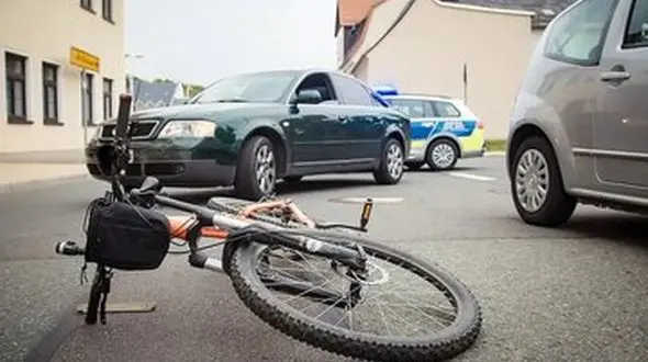 ببینید / تصادف وحشتناک یک پژو با یک دختر مدرسه‌ای در خیابان + فیلم