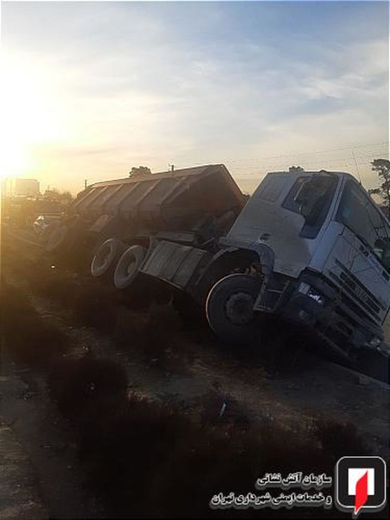 مصدومیت راننده در حادثه واژگونی کامیون تریلی حامل بارگندم