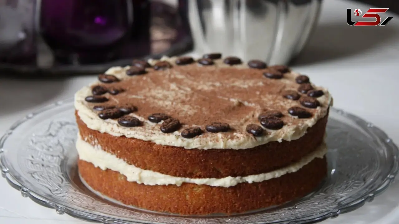 فیلم / طرز تهیه کیک کاپوچینو با سس شکلاتی خوش‌عطر و نرم