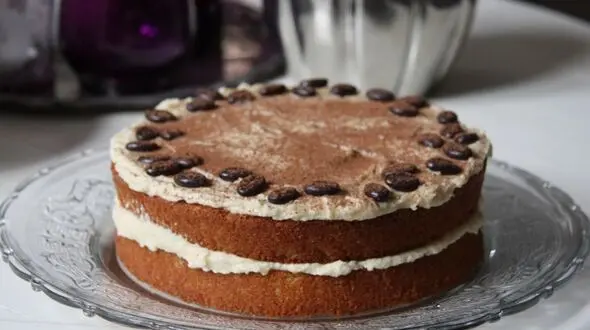 فیلم / طرز تهیه کیک کاپوچینو با سس شکلاتی خوش‌عطر و نرم