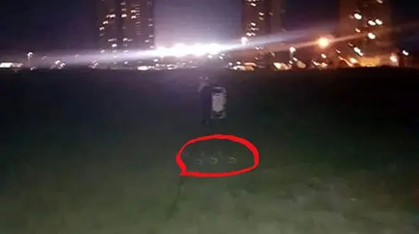 وحشت یک مادر از نشانه شیطان در عکس پسرش+عکس