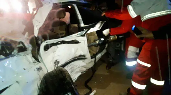 تریلی پژو را با 4 سرنشین در جاده ماکو له کرد + عکس