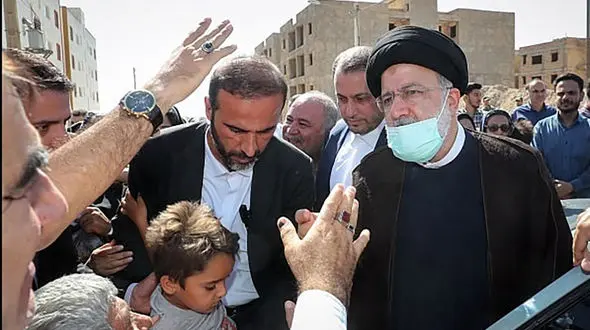 حضور آیت‌الله رئیسی در مجتمع مسکونی نیمه‌تمام آژینه پیشوا