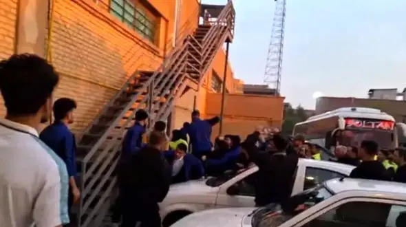 فیلم حمله وحشتناک چند بازیکن ملوان به مدیررسانه هوادار!