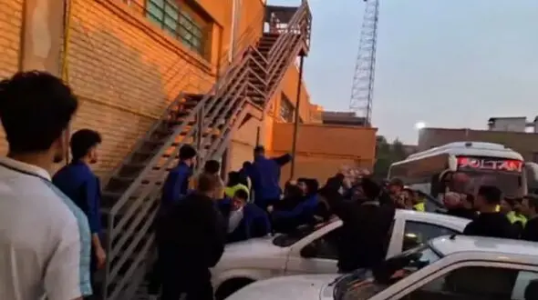 فیلم حمله وحشتناک چند بازیکن ملوان به مدیررسانه هوادار!