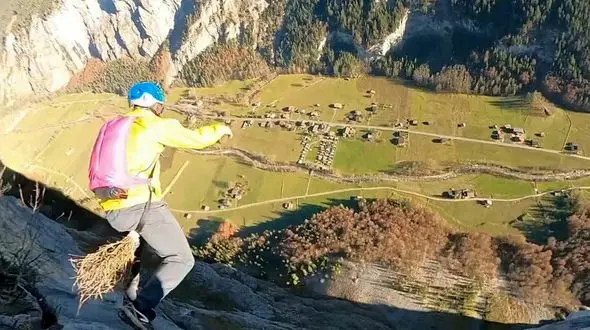 پرواز با جارو بر فرار کوه آلپ! + فیلم