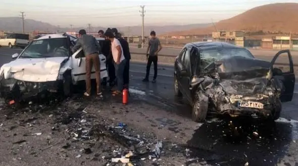 عملیات نجات برای 6 مصدوم تصادف سمند با تیبا در جاده آبادان 