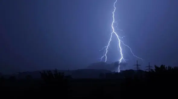 رعد و برق جوان سقزی را جلوی چشم پدرش خشک کرد + جزییات