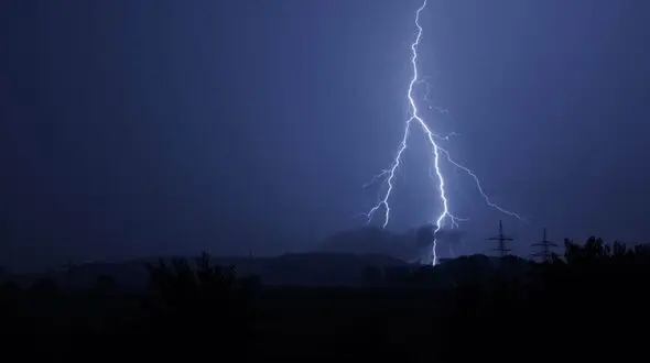رعد و برق جوان سقزی را جلوی چشم پدرش خشک کرد + جزییات