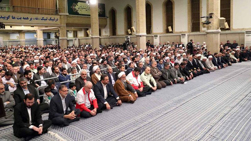 رهبر معظم انقلاب اسلامی حضرت آیت الله خامنه ای امروز( دوشنبه ) 17 اردیبهشت 1403 در دیدار مسئولان و کارگزاران حج و جمعی از زائران بیت الله الحرام
