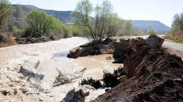کشف 3 جسد در مسیر سیل چالوس/ چند روستا در محاصره سیلاب