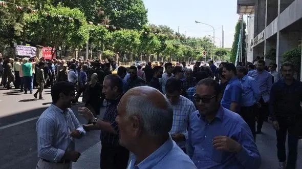 تجمع پیمانکاران شهرداری برای چندمین بار در جلوی ساختمان بهشت +عکس