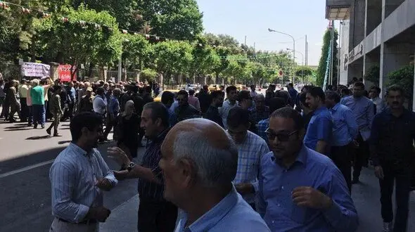 تجمع پیمانکاران شهرداری برای چندمین بار در جلوی ساختمان بهشت +عکس