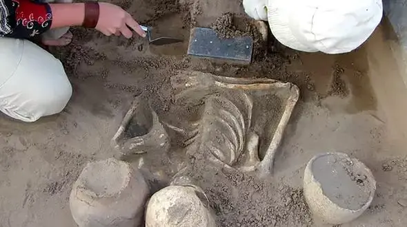 کشف آیفون ۲۱۰۰ ساله در یک قبر قدیمی! + تصاویر