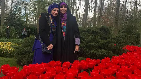 عکس خواهرانه خانم مجری با گل های لاله 