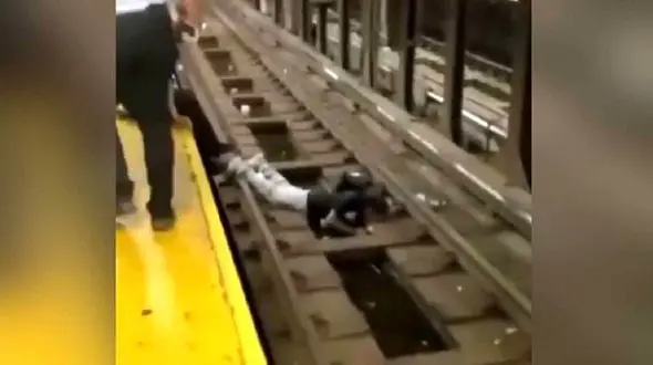 لحظه نفسگیر نجات یک مسافر از روی ریل مترو قبل از برخورد با قطار+ فیلم