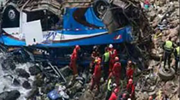 برخورد وحشتناک کامیون با اتوبوس فاجعه ای مرگبار در بولیوی رقم زد+ عکس