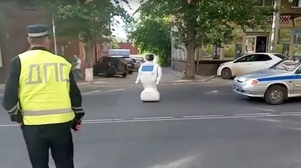 دستگیری روبات معروف روسی در یک تجمع سیاسی + عکس