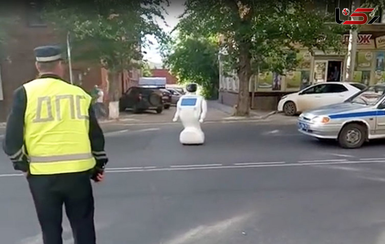 دستگیری روبات معروف روسی در یک تجمع سیاسی + عکس