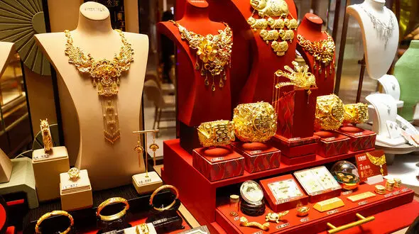 مقایسه طلا و دلار در سال ۱۴۰۴ 