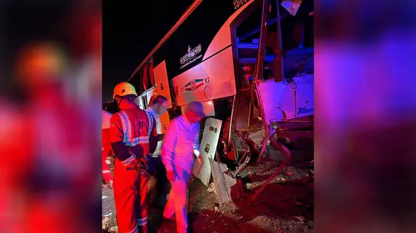 21 کشته و زخمی در انحراف اتوبوس مسافربری اتوبان قزوین به زنجان + جزییات