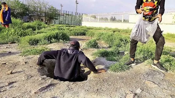 عکس های تکاندهنده از خانه های لانه مورچه زنان و مردان کارتن خواب ! / اینجا شوش تهران است!