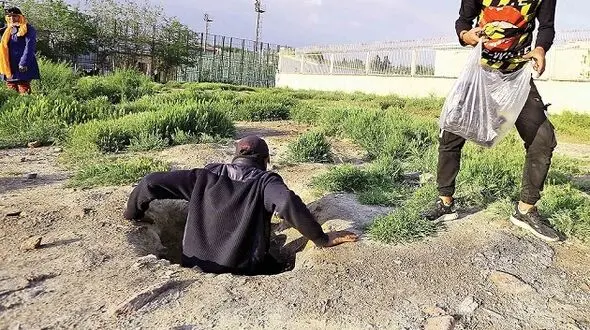 عکس های تکاندهنده از خانه های لانه مورچه زنان و مردان کارتن خواب ! / اینجا شوش تهران است!