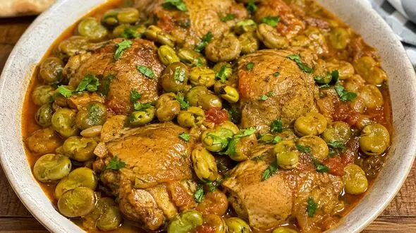طرز تهیه خوراک مرغ و باقالی؛ یک غذای ساده و خوش‌ عطر