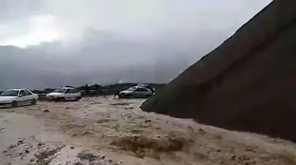 فیلم گرفتار شدن خودروها در سیل تهران 