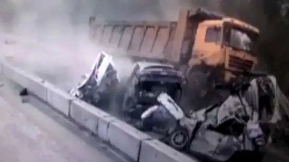 صحنه وحشتناک پرس کردن 4 خودرو سواری توسط راننده کامیون بی ترمز+ فیلم