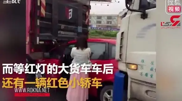 خودروی یک زن بین دو تریلی له شد+ فیلم