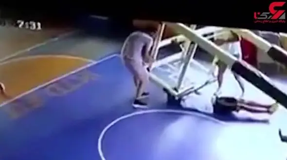 مرگ فجیع بازیکن بسکتبال پس از اجرای حرکت نمایشی اسلم دانک! 