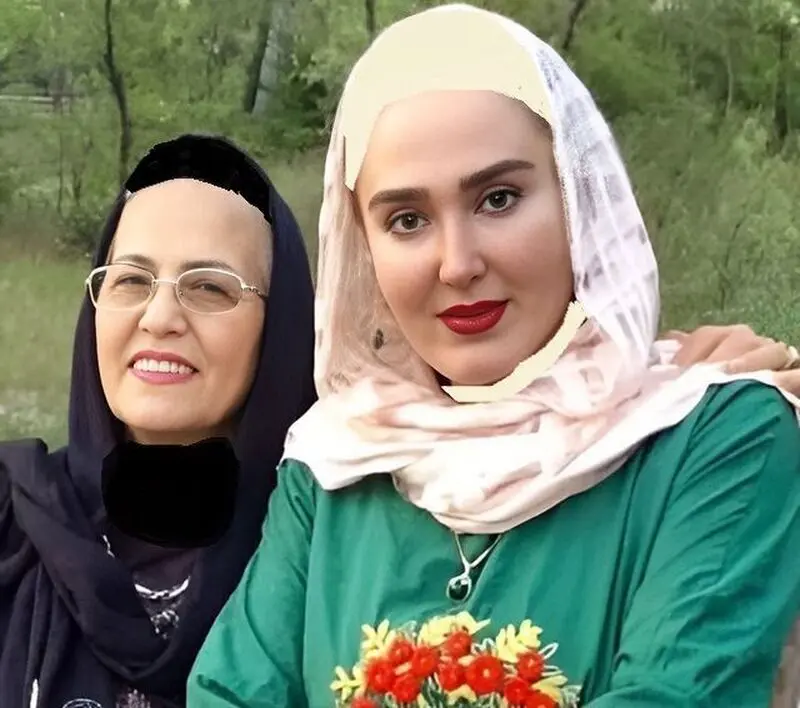 زهره فکورصبور در کنار مادرش