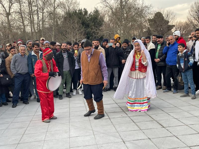 نمایش خیابانی چهل و دومین جشنواره بین‌المللی تئاتر فجر عکس