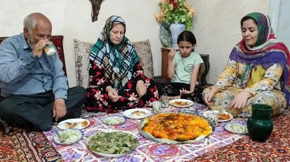 غذای سنتی روستایی: برنج زعفرانی طلایی و مرغ باسترما + جدول