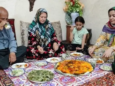 غذای سنتی روستایی: برنج زعفرانی طلایی و مرغ باسترما + جدول