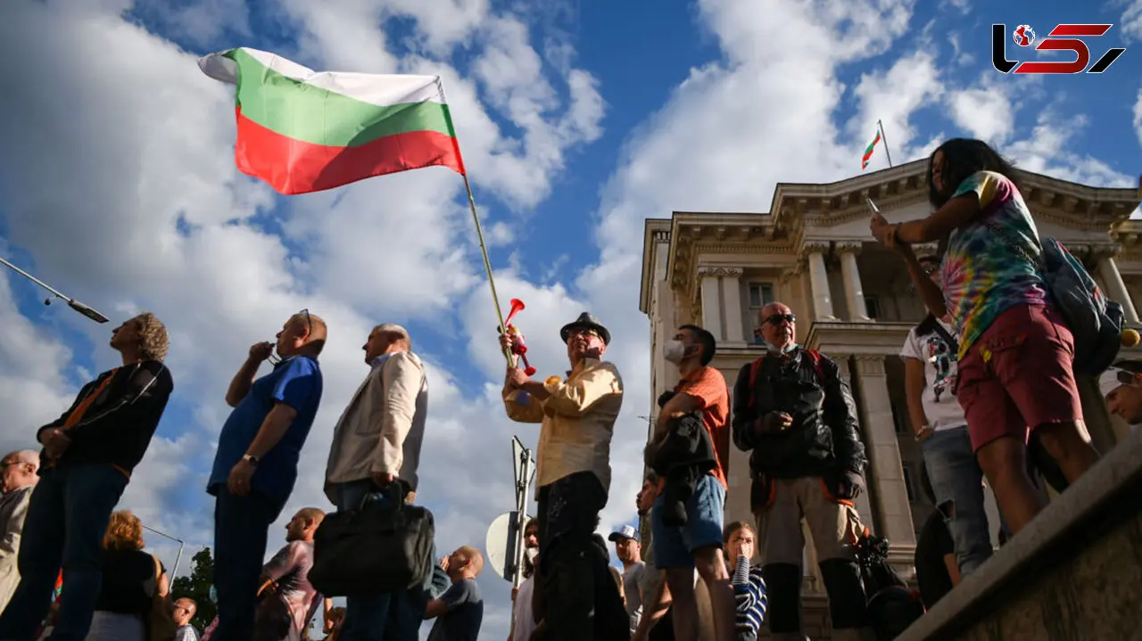 باران دستمال توالت بر سر حاکمان بلغارستان + فیلم