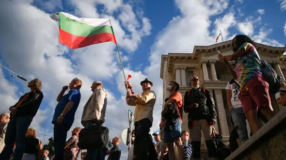 باران دستمال توالت بر سر حاکمان بلغارستان + فیلم
