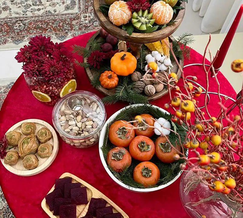 تزیین سفره یلدا با برگ پاییزی<p> </p>
