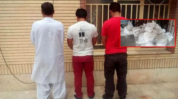 کشف محموله عظیم مواد مخدر کف تریلر در بم + عکس 