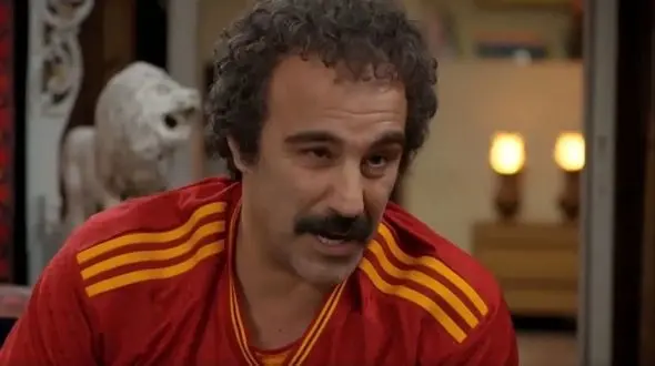 عکس| سفر در زمان؛ «نقی معمولی» در اتاق گریم سریال پایتخت 7؛ سال 1402