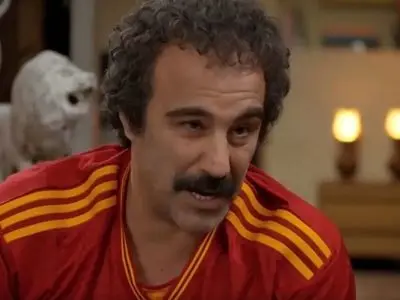 عکس| سفر در زمان؛ «نقی معمولی» در اتاق گریم سریال پایتخت 7؛ سال 1402