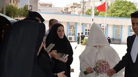 حضور دانشجوی بوشهری با لباس عروس سر جلسه امتحان