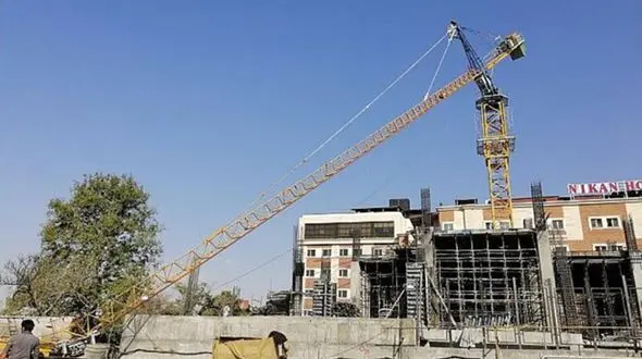 ببینید / لحظه هولناک سقوط جرثقیل ۵۰ تنی حین تخلیه بار + فیلم