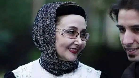 «کتایون ریاحی» در آغوش «حمیده خیرآبادی» در پشت‌صحنه «پدرسالار»